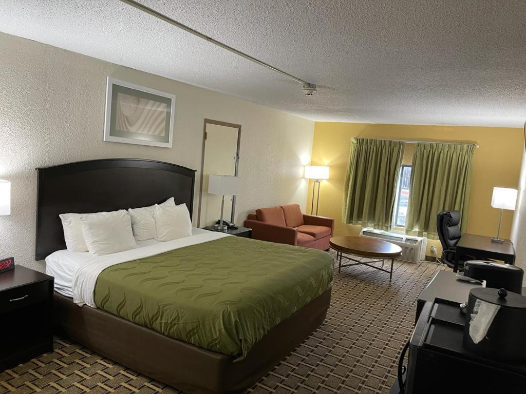 Quality Inn Vincennes Bagian luar foto