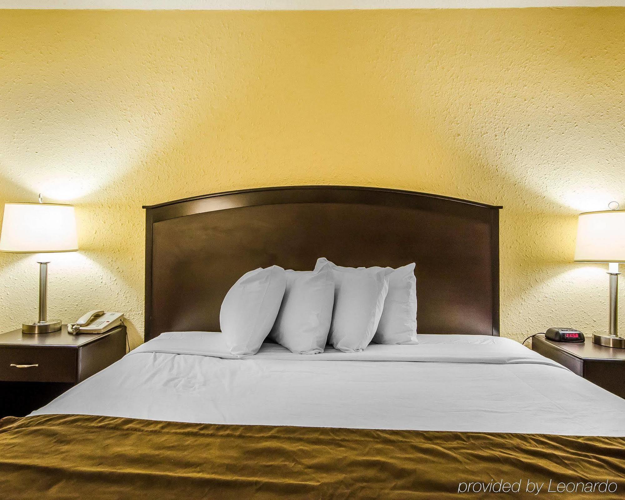 Quality Inn Vincennes Bagian luar foto